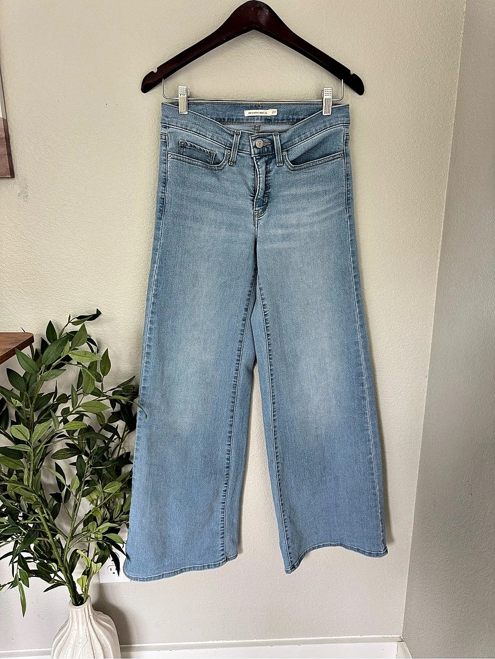 Levi’s 318 Shaping Wide Leg Jeans Women’s 27 Light Wash Stretch 30 Inseam